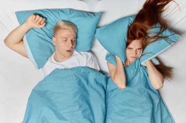 kızgın zencefil kadın yastık ile kulaklarını kapatarak