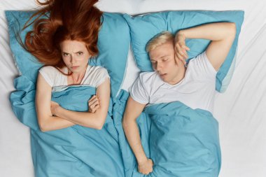 onu uyuyan kocası ile yatakta yatan çapraz kolları ile depresif kız