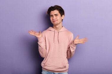 habersiz şaşkın adam ne yapacağını bilmiyor