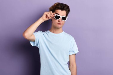 kameraya poz komik güneş gözlüğü giyen şık genç adam