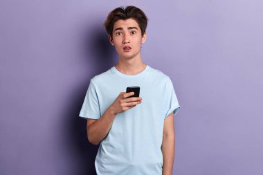 mutsuz üzgün depresif adam kötü haber ile sms aldı