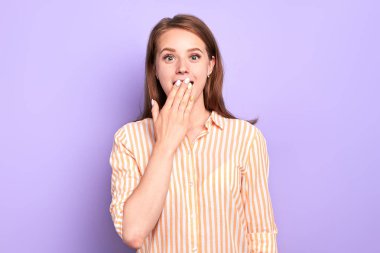 Heyecanlı kız öğrenci iyi haber almak için sevindim, o sınavı geçti