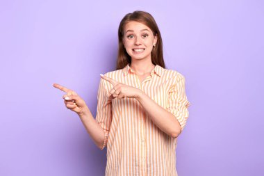 Geniş dişli gülümseme ile komik neşeli kadın model, sol üst köşesinde puan