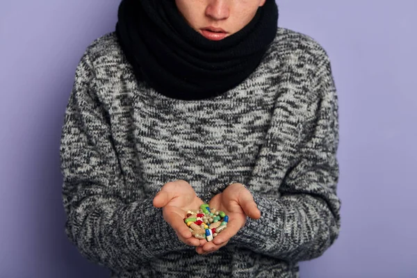 Мужчина держит в обеих руках множество разноцветных таблеток. — стоковое фото