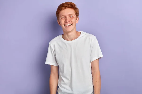 Retrato de joven feliz hombre atractivo, con una camiseta blanca , —  Fotos de Stock