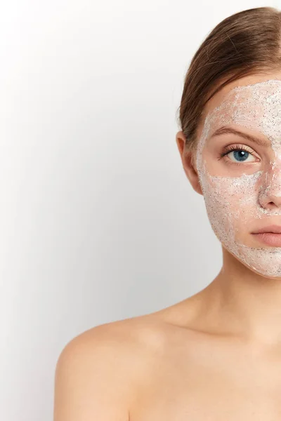 Mascarilla facial en hermosa cara de mujer —  Fotos de Stock