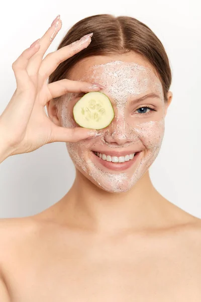 Hermosa joven sonriente mujer con máscara facial nutritiva blanca — Foto de Stock