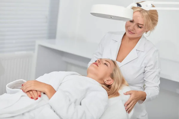 Nurse preparing a client for a procedure — Stock Photo, Image