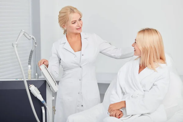 Begåvade kosmetologis ge råd till en patient — Stockfoto