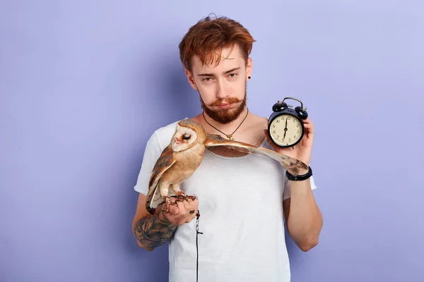 Drunk guy showing the clock, his bird has woken him in early morning — Stock Photo, Image