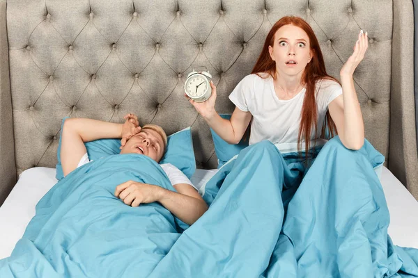 Несчастная озадаченная женщина держит сломанный будильник — стоковое фото