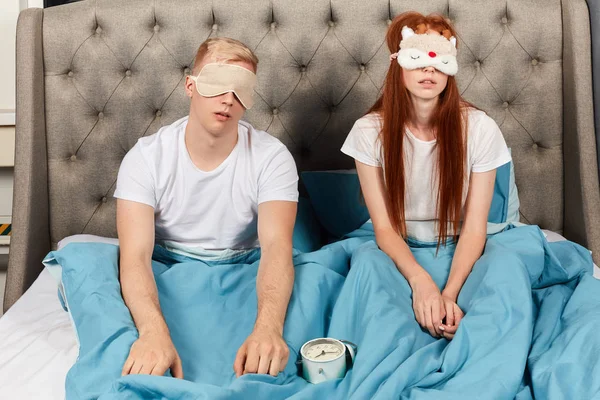 Portrait de l'homme et de la femme mécontents a manque de sommeil — Photo