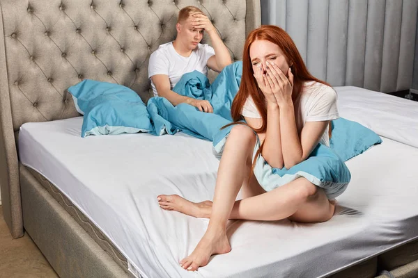 Kvinna gråter som hon har dålig relation med sin pojkvän — Stockfoto