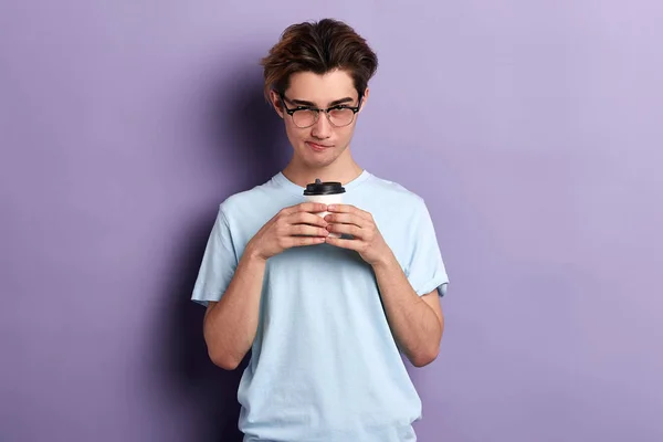 Joven guapo en gafas con una taza de café . —  Fotos de Stock