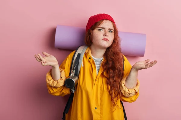 Frustrado cansado mulher doesnt sabe a direção — Fotografia de Stock