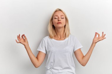 yoga zevk beyaz t-shirt iyi görünümlü harika kız