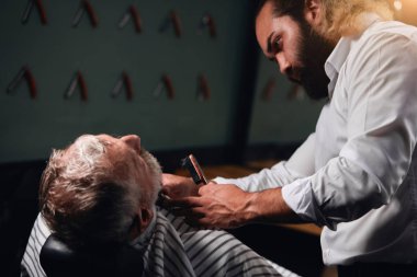 sakallı stilist müvekkilinin saçlarını brusing