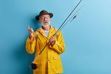 sevimli akıllı şanslı fishmen tutarak çubuk kadar işaret