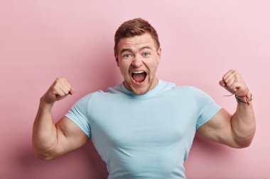 Beyaz tshirt neşeli gülümseyen kaslı adam kameraya bağırıyor