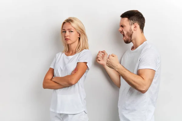 Nerveuze man met gebalde vuisten schreeuwen tegen zijn vrouw — Stockfoto