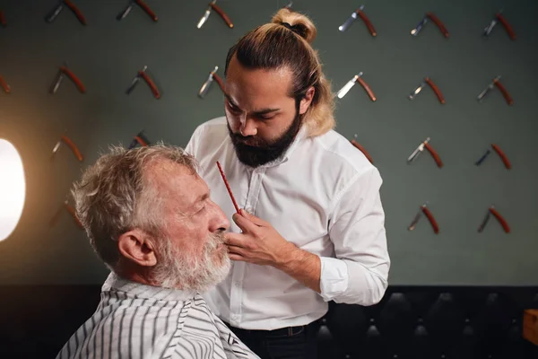 Professionista barbiere di talento andando a fare nuova acconciatura — Foto Stock