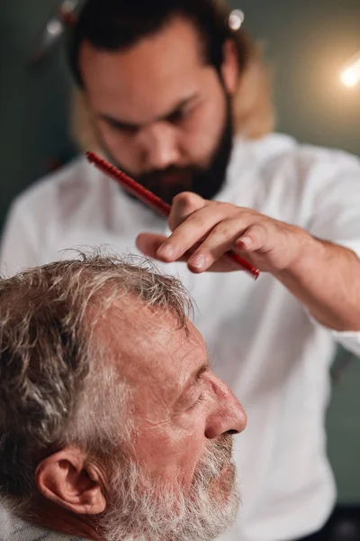 Foto da vicino. processo di taglio di capelli a negozio del barbiere — Foto Stock