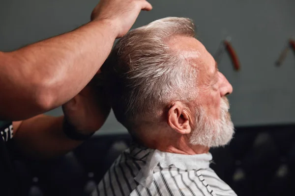 Penteado legal para homens reais, estilista pentear seus clientes cabelo com limpeza fantástica — Fotografia de Stock