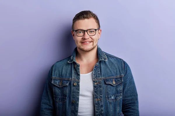 Retrato de joven guapo y elegante en gafas posando a la cámara — Foto de Stock