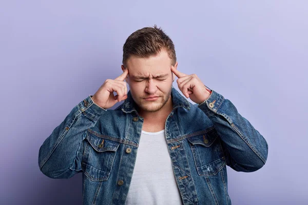 Portret van zwakke ongezonde man met gesloten ogen die lijden aan hoofdpijn — Stockfoto