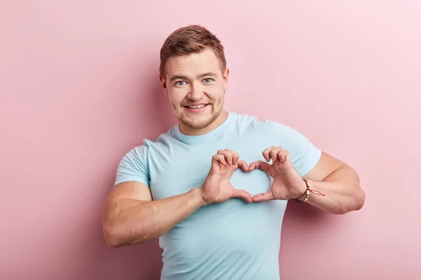 Feliz fuerte musculoso hombre usando casual azul camiseta — Foto de Stock