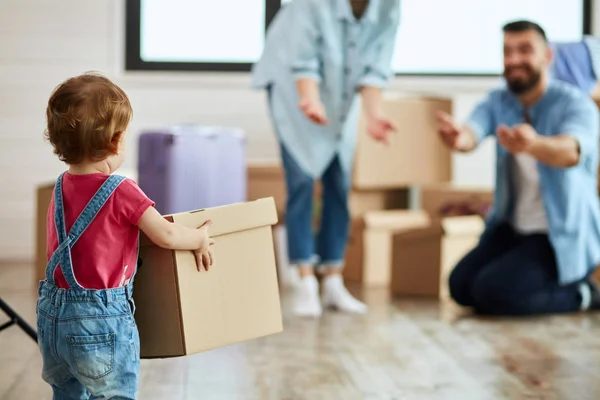 Kaukasische Familie zieht in neues Haus — Stockfoto