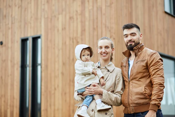 Caucasian happy family on front new house — Stock Photo, Image