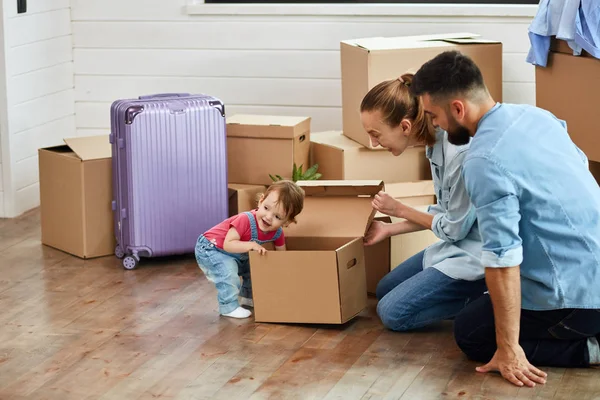 Caucásico familia mover en nuevo casa — Foto de Stock