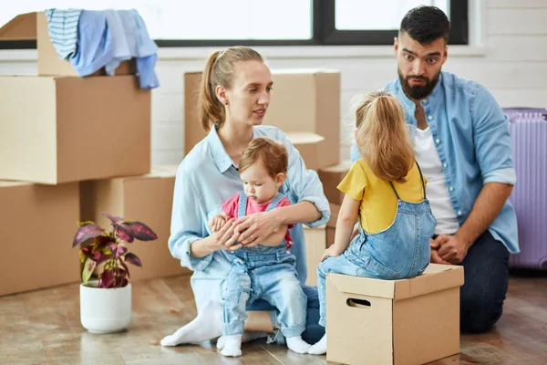 Família caucasiana se mudar na nova casa — Fotografia de Stock