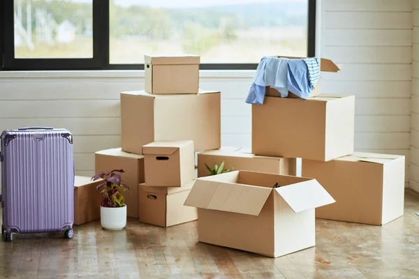Cajas de cartón con pertenencias personales cosas del hogar en la sala de estar moderna en el día de mudanza —  Fotos de Stock