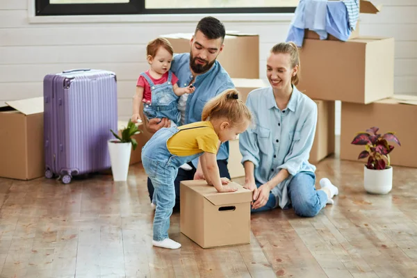 Caucásico familia mover en nuevo casa —  Fotos de Stock