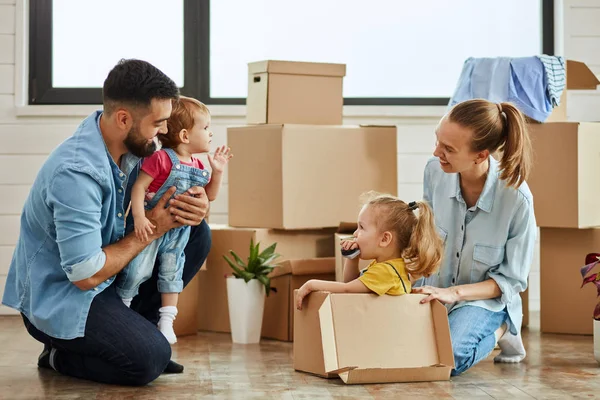 Caucásico familia mover en nuevo casa —  Fotos de Stock