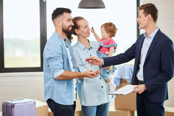 Familia caucásica comprar apartamento con agente inmobiliario — Foto de Stock