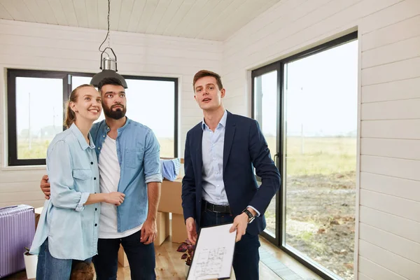 Família caucasiana comprar apartamento com corretor de imóveis — Fotografia de Stock