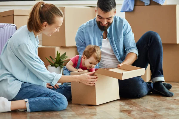 Caucásico familia mover en nuevo casa —  Fotos de Stock