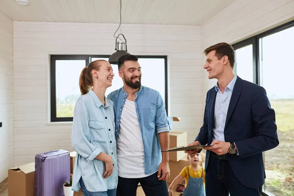 Caucasian family buy apartment with realtor — Stock Photo, Image
