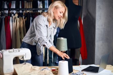 dikiş için thred hazırlanıyor genç kadın