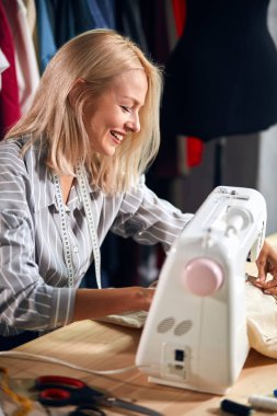 tasarımcı kendi desen ve giyim oluşturur