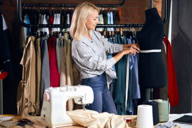 Çekici moda tasarımcısı ölçüm mankeni