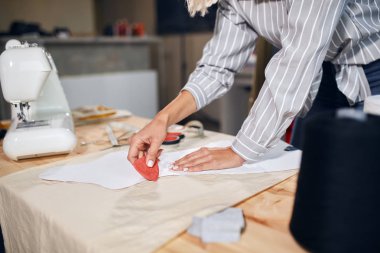 Kroki ile çalışan kadın terzi