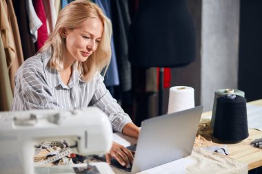 büyüleyici plesant tasarımcı dikiş makinesi online dikmek için insanlara öğretim