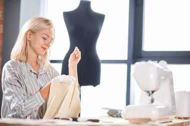 bir iğne ile çalışan güzel kız