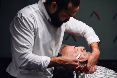 sakal ve bıyık tımar işlemi sırasında birçok kırışıklıkları ile yaşlı adam