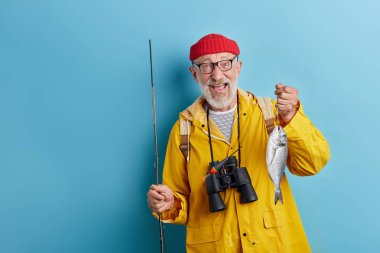 Tıraşsız mutlu joyed yaşlı adam wth geniş açık ağız