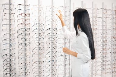 güzellik fil gözlük seçerek genç doktor